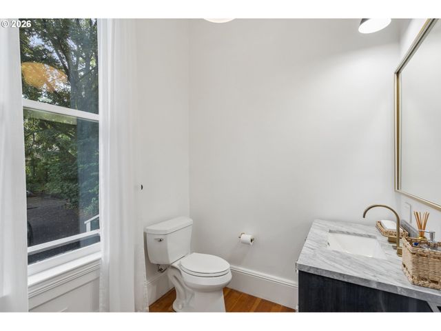 1708 Sw COLUMBIA St, Portland, OR 97201