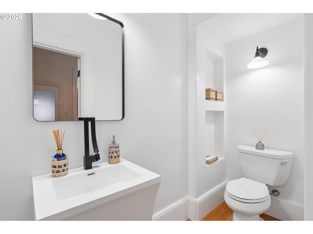 1708 Sw COLUMBIA St, Portland, OR 97201