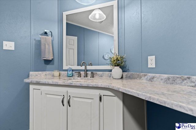 427 E Friendfield Rd, Coward, SC 29530