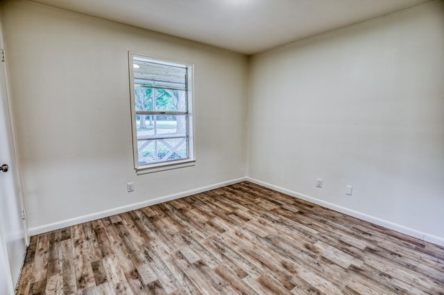 660 Oil Field Rd, Bellville, TX 77418
