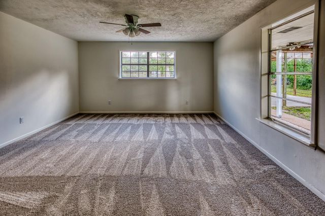 660 Oil Field Rd, Bellville, TX 77418