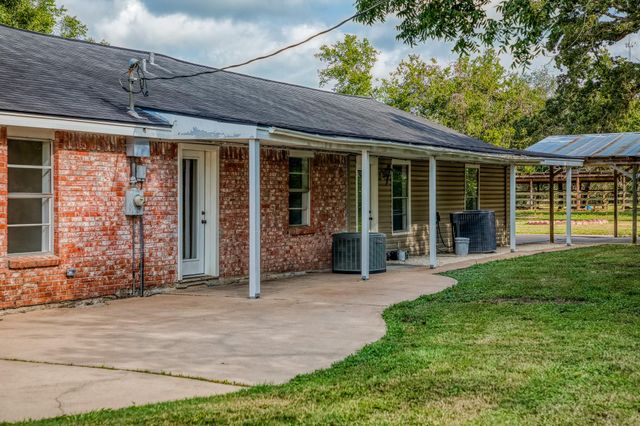 660 Oil Field Rd, Bellville, TX 77418