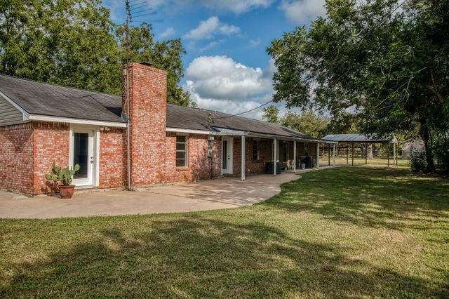 660 Oil Field Rd, Bellville, TX 77418