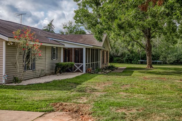660 Oil Field Rd, Bellville, TX 77418