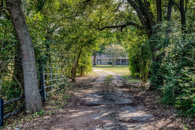 660 Oil Field Rd, Bellville, TX 77418