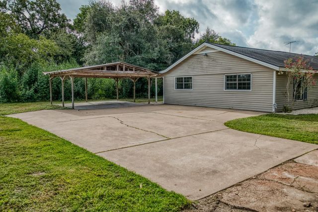 660 Oil Field Rd, Bellville, TX 77418