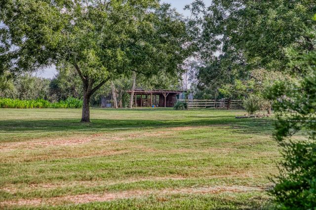 660 Oil Field Rd, Bellville, TX 77418