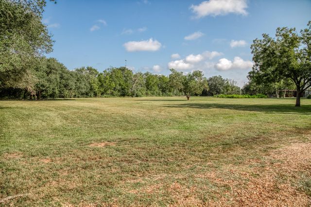 660 Oil Field Rd, Bellville, TX 77418