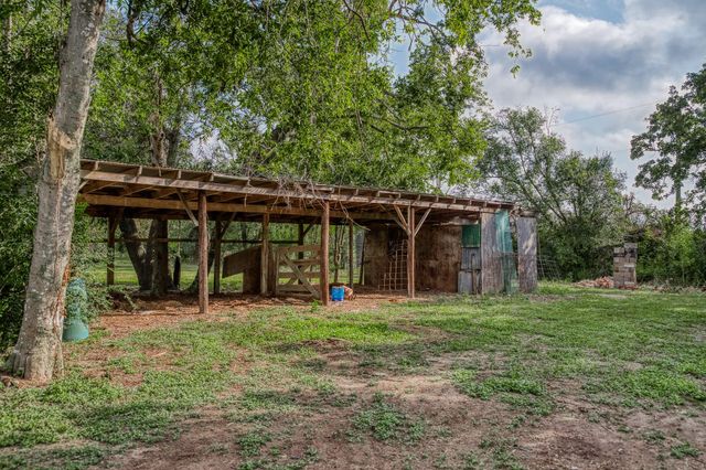 660 Oil Field Rd, Bellville, TX 77418