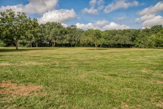 660 Oil Field Rd, Bellville, TX 77418