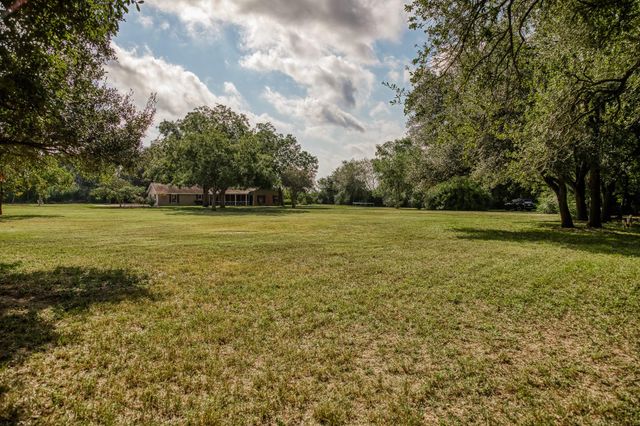 660 Oil Field Rd, Bellville, TX 77418