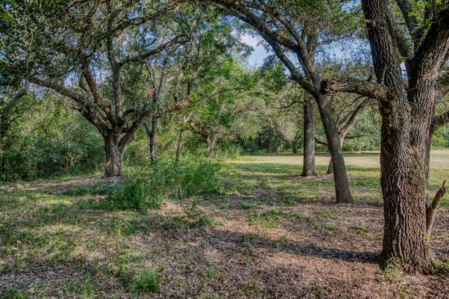 660 Oil Field Rd, Bellville, TX 77418