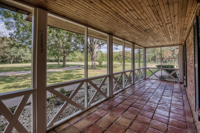 660 Oil Field Rd, Bellville, TX 77418