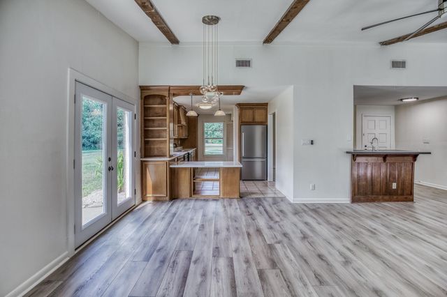 660 Oil Field Rd, Bellville, TX 77418