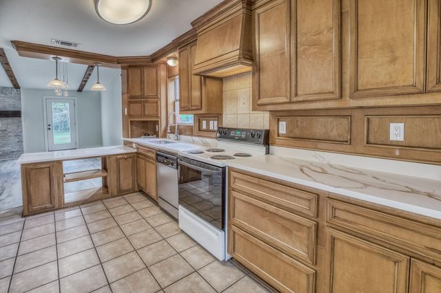 660 Oil Field Rd, Bellville, TX 77418