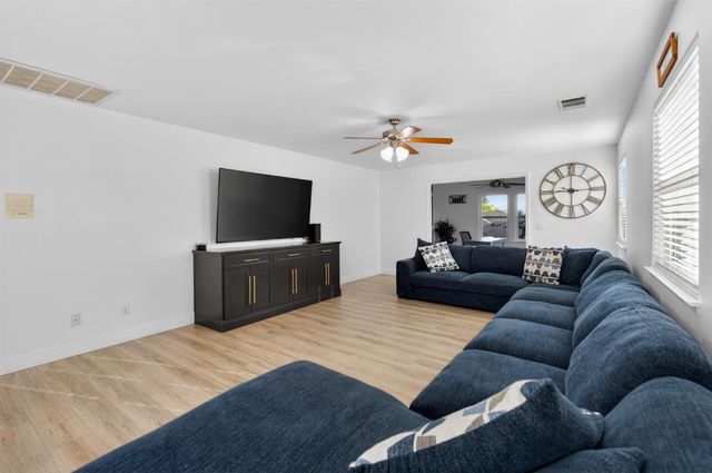 2853 Carolina Avenue, Clovis, CA 93611