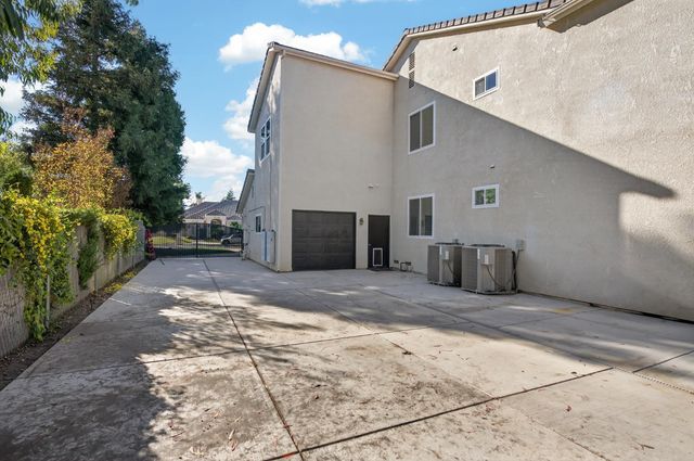 2853 Carolina Avenue, Clovis, CA 93611