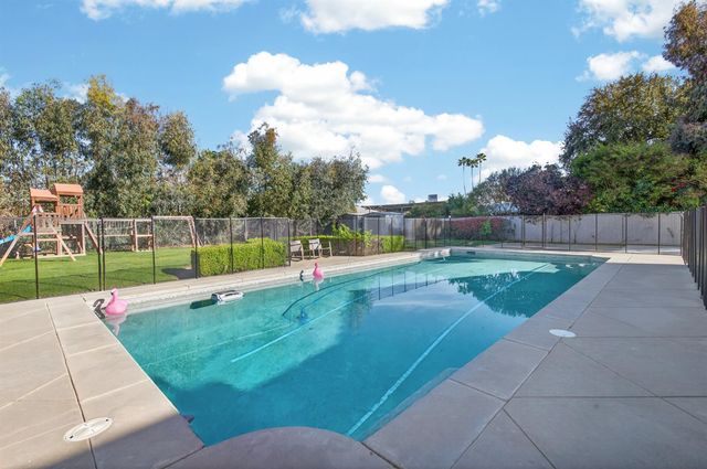 2853 Carolina Avenue, Clovis, CA 93611