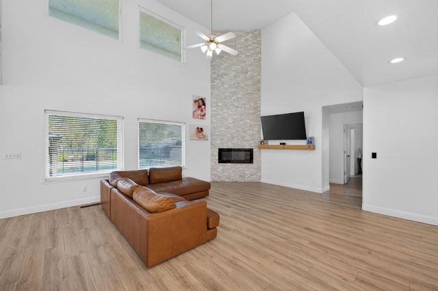 2853 Carolina Avenue, Clovis, CA 93611