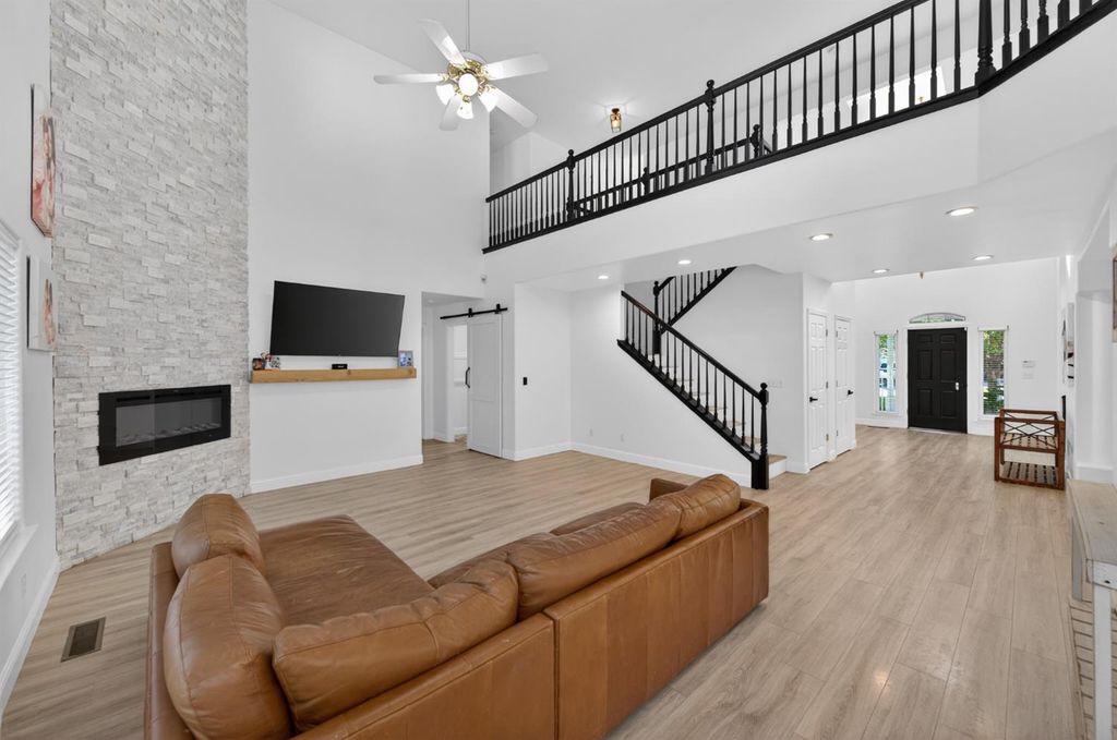 Image 10 of property listing at 2853 Carolina Avenue, Clovis, CA 93611