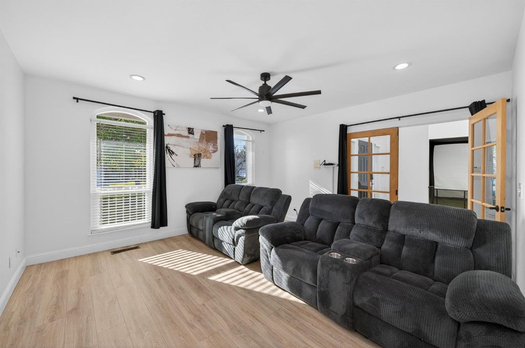 Image 24 of property listing at 2853 Carolina Avenue, Clovis, CA 93611