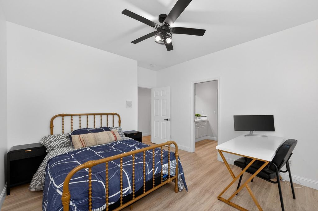 Image 26 of property listing at 2853 Carolina Avenue, Clovis, CA 93611