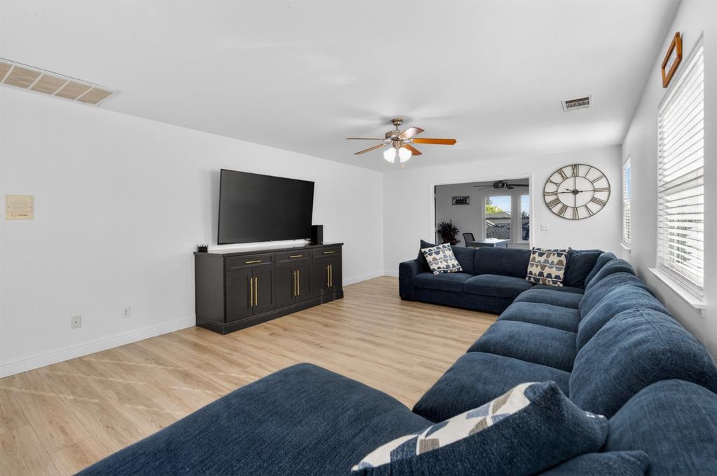 Image 33 of property listing at 2853 Carolina Avenue, Clovis, CA 93611