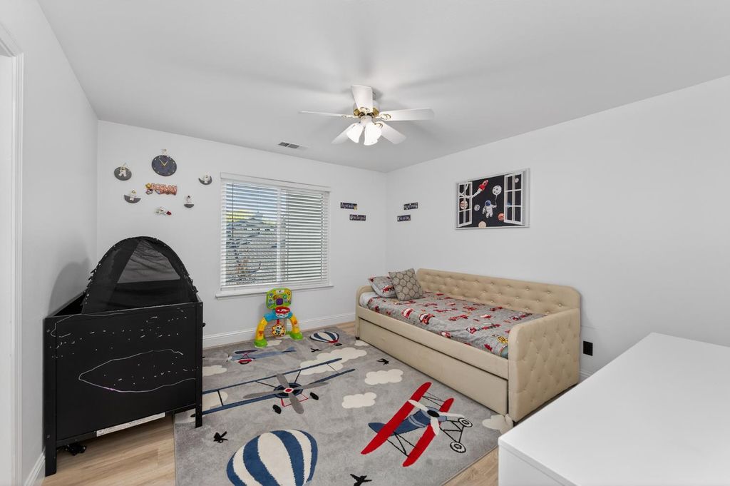 Image 37 of property listing at 2853 Carolina Avenue, Clovis, CA 93611