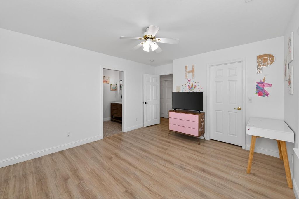 Image 40 of property listing at 2853 Carolina Avenue, Clovis, CA 93611