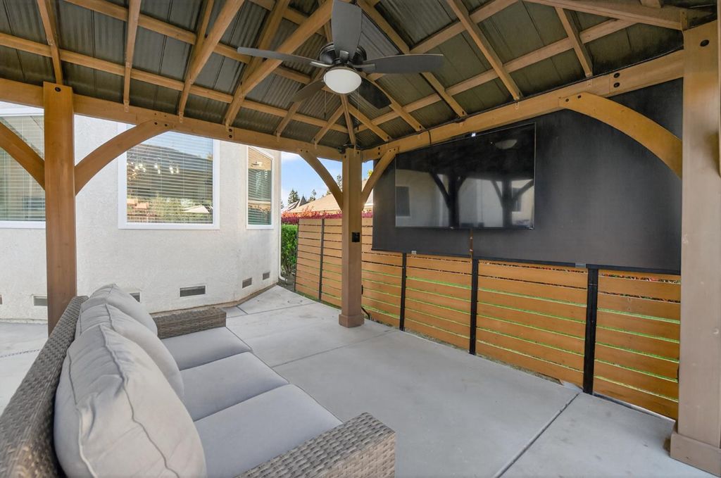 Image 51 of property listing at 2853 Carolina Avenue, Clovis, CA 93611