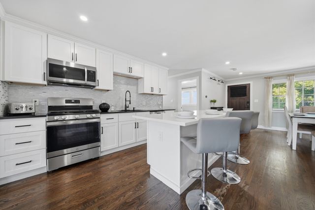 107 New York St, Lowell, MA 01854