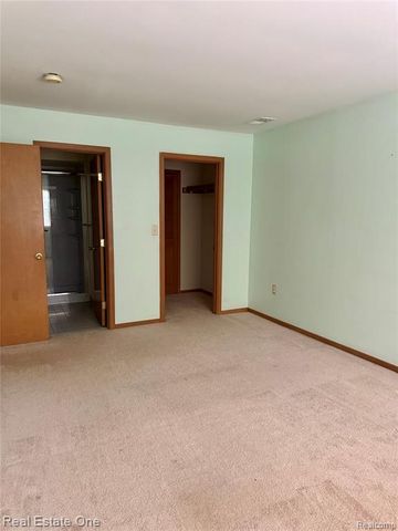 24060 Middlebelt Road, Farmington, MI 48336