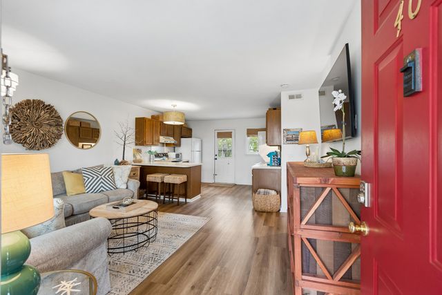408 Saint Charles Court, Charleston, SC 29407