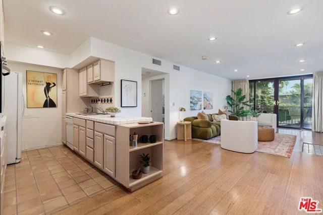 1351 N Crescent Heights Boulevard 207, West Hollywood, CA 90046