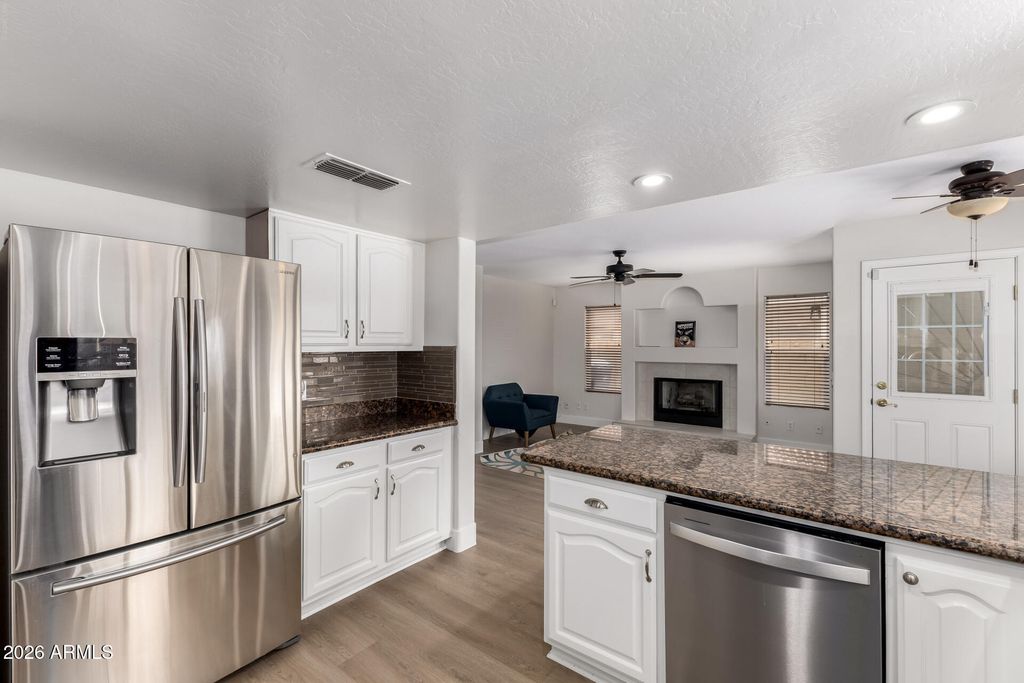 Image 10 of property listing at 1002 S PORT Drive, Gilbert, AZ 85233