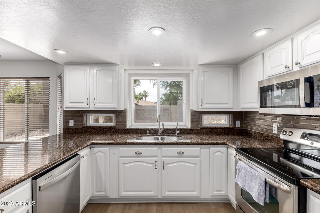 Image 11 of property listing at 1002 S PORT Drive, Gilbert, AZ 85233