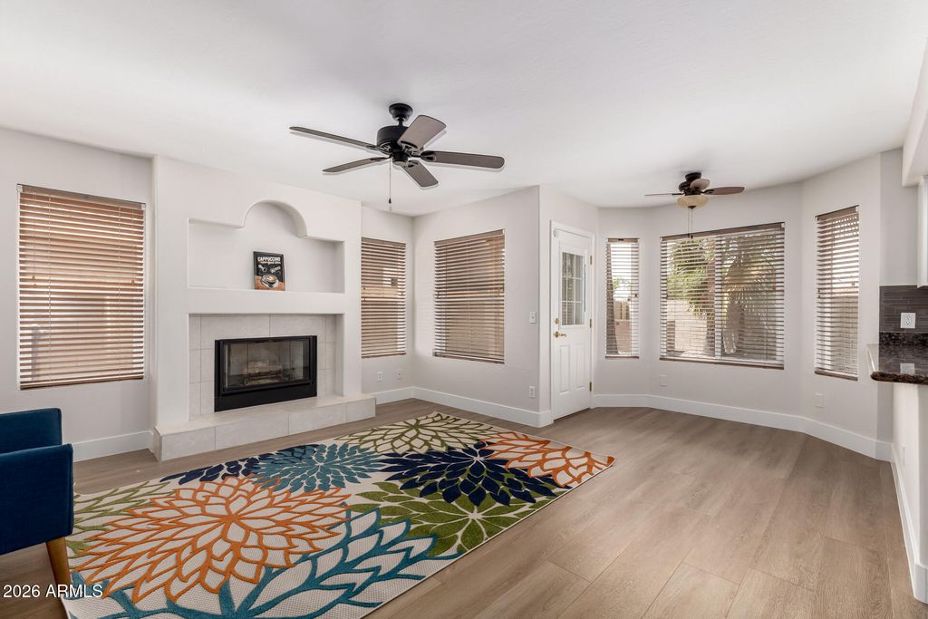 Image 7 of property listing at 1002 S PORT Drive, Gilbert, AZ 85233