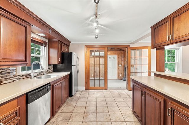 2 Elton Circle, Cranston, RI 02921