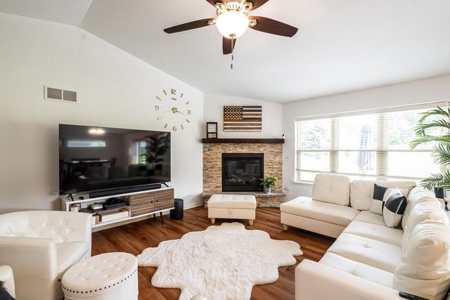 333 Nature PLACE, Johnson Creek, WI 53038