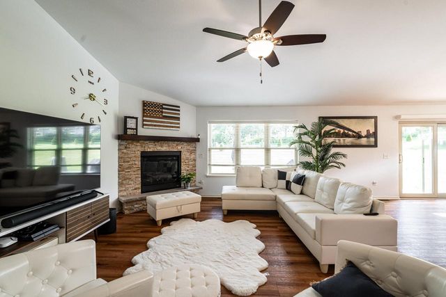 333 Nature PLACE, Johnson Creek, WI 53038