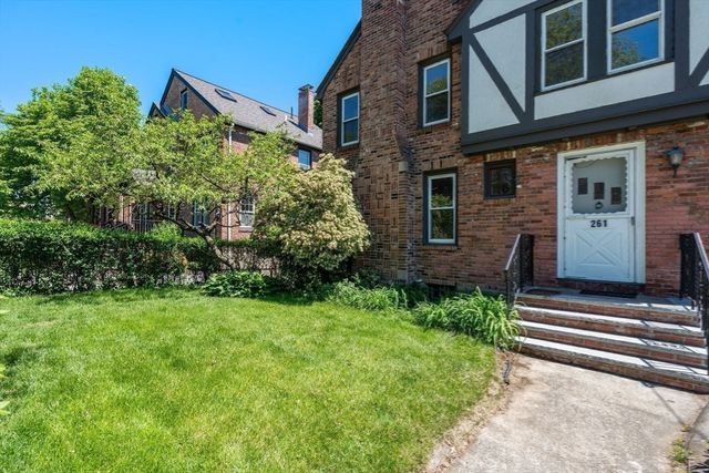 261 Russett Rd, Brookline, MA 02467