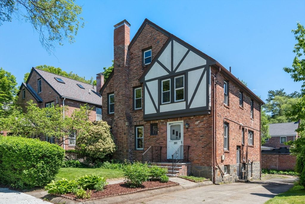 261 Russett Rd, Brookline, MA 02467