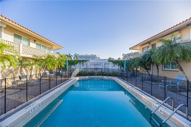 320 14th AVE S 320E, Naples, FL 34102