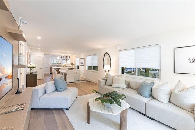 320 14th AVE S 320E, Naples, FL 34102