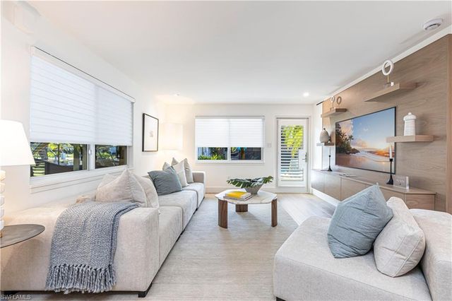320 14th AVE S 320E, Naples, FL 34102
