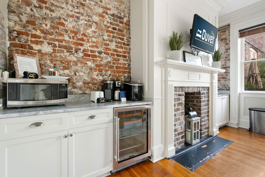 Image 15 of property listing at 21 Broad Street, Charleston, SC 29401