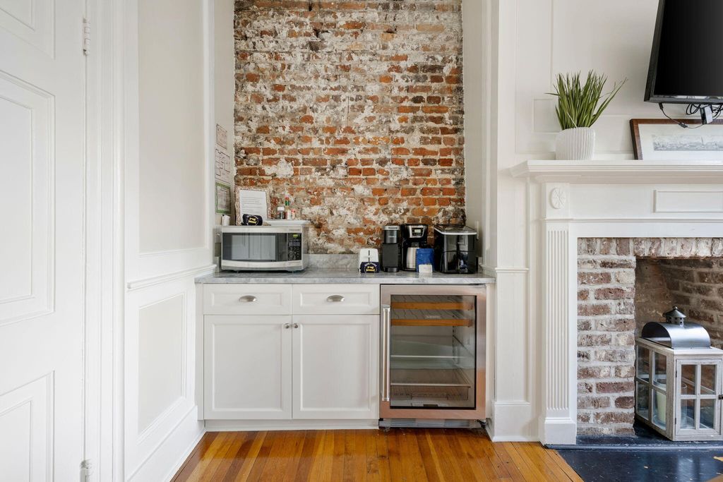 Image 16 of property listing at 21 Broad Street, Charleston, SC 29401