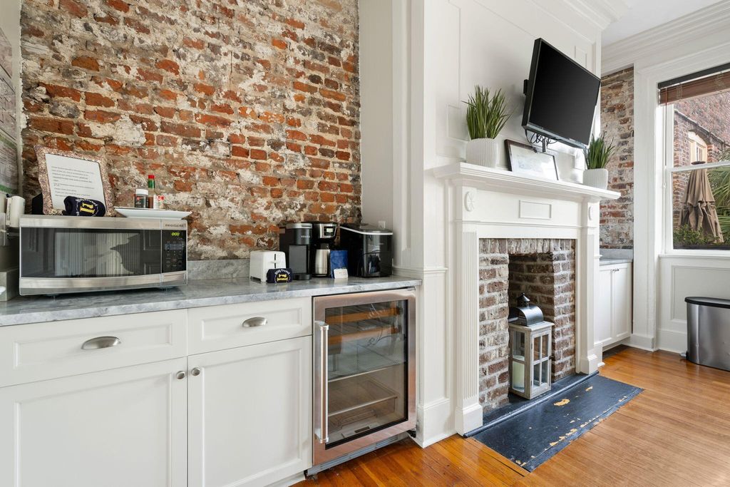 Image 17 of property listing at 21 Broad Street, Charleston, SC 29401