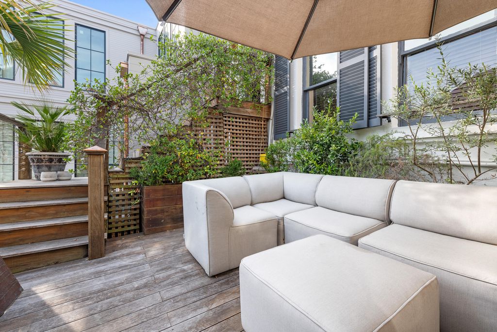 Image 2 of property listing at 21 Broad Street, Charleston, SC 29401