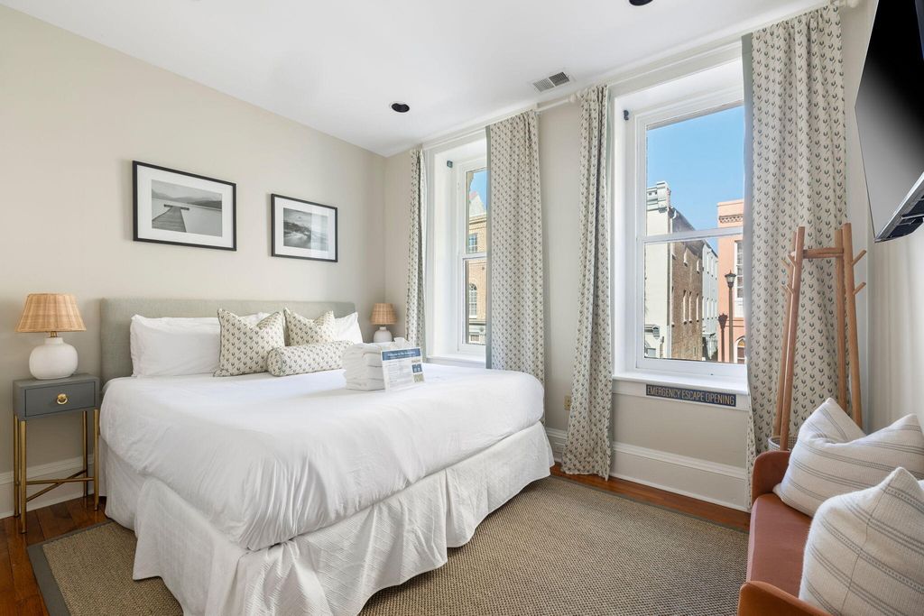 Image 21 of property listing at 21 Broad Street, Charleston, SC 29401